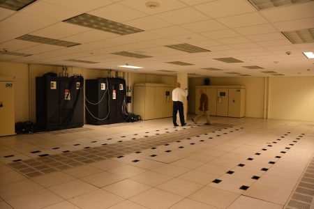 Datacenter_Empty_Floor_(22166545884)-min